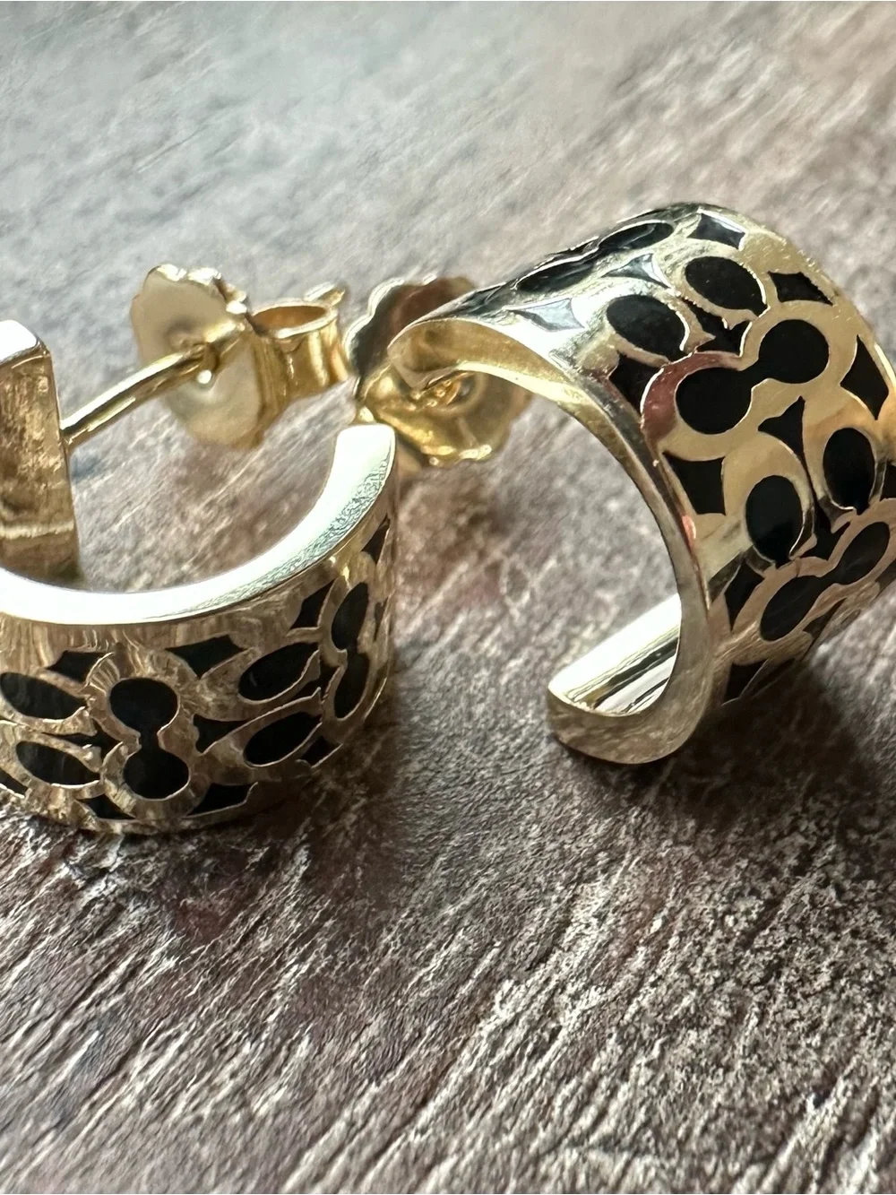 Coach Signature Enamel Huggie Earrings in Gold/ Black